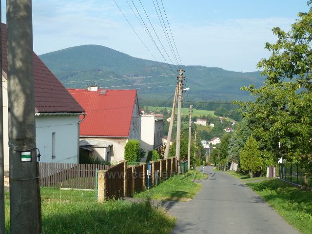 Hrádek - silnička k objektu Sboru církve Bratrské, na obzoru je vrch Ostrý (1044 m.n.m.)