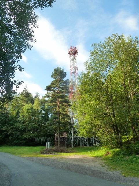 Hrádek - komunikační věž nad Hrádkem u silničky k horské  chatě Filipka