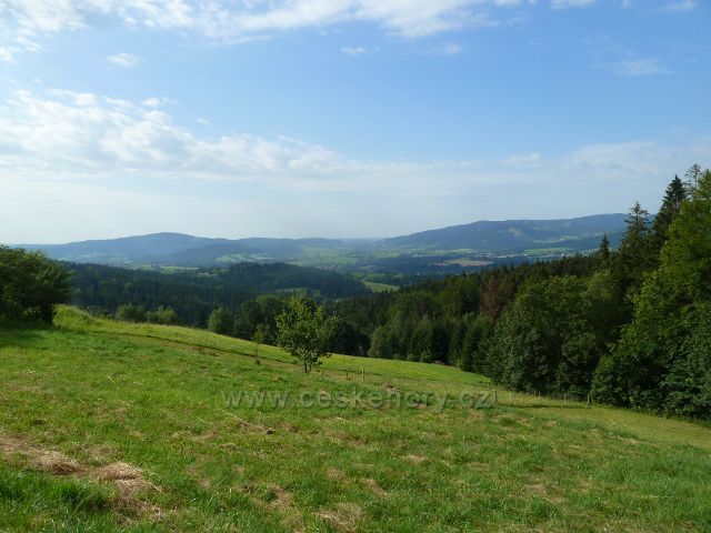 Pohled z osady na úbočí vrchu Hrádek