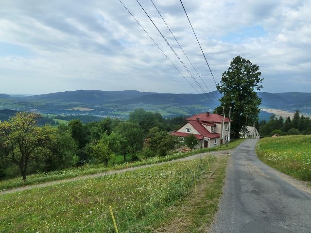Pohled z osady na úbočí vrchu Hrádek k Jablůnkovu
