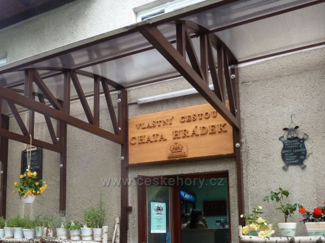 Detail vchodu do horské chaty Hrádek