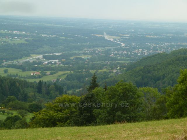 Pohled z úbočí vrchu Hrádek na dálnici u Jablůnkova