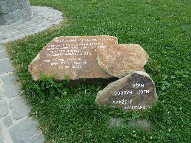 Pamětní kameny u zvoničky svatého Isidora