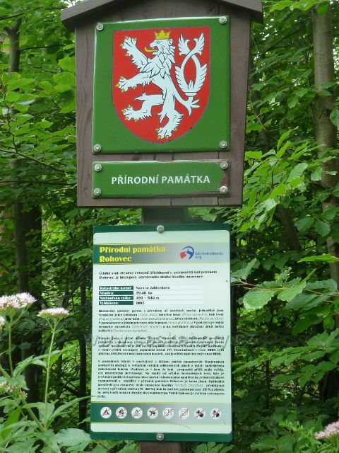 Označení a popisná tabulka Přírodní památky Rohozec u  lesní silničky do Návsí