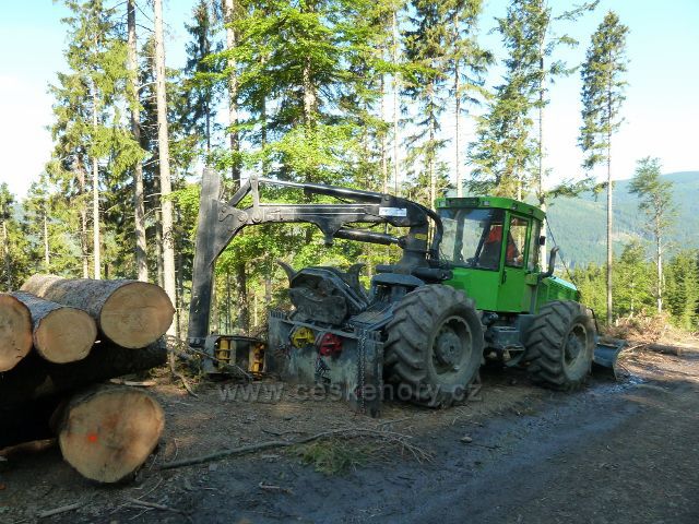 Dolní Morava - přibližování dřeva na úbočí vrchu Slamník k cyklostezce 4371