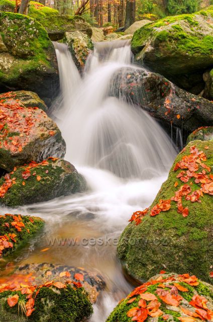 Krásný "záclonkový" vodopádek na říčce Smědá 22.10.2017