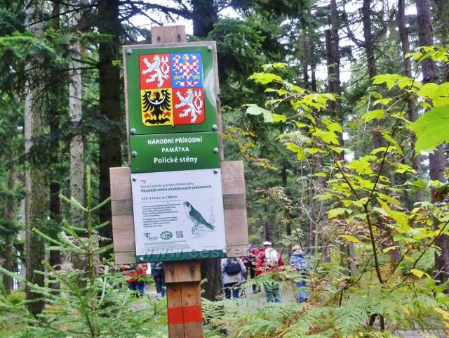 Označení NPR Polické stěny - bludiště roklin a kvádrových pískovců nad parkovištěm kaple Hvězda