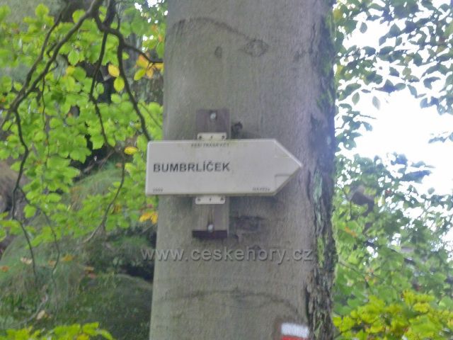 Polické stěny - směrovka na trase červené TZ ke skalnímu útvaru Bumbrlíček