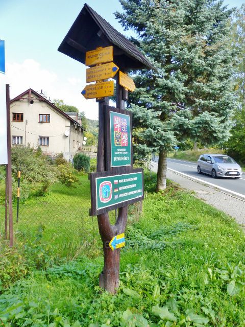 Loučná nad Desnou - turistický rozcestník "Rejhotice(pila), 510 m.n.m."