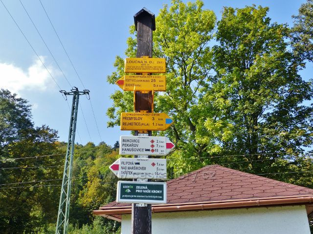 Loučná nad Desnou - turistický rozcestník "Loučná nad Desnou(žst.), 480 m.n.m." Trať zde byla při povodni r.1997 zcela zničena,provoz obnoven v červnu 1999