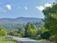 Loučná nad Desnou - pohled z parkoviště v centru obce k Mravenečníku