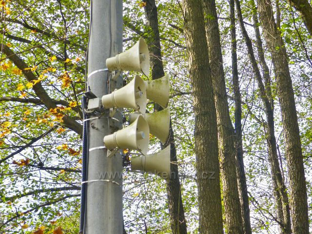 Vysoký Potok - tlampače místního rozhlasu nad horní částí obce
