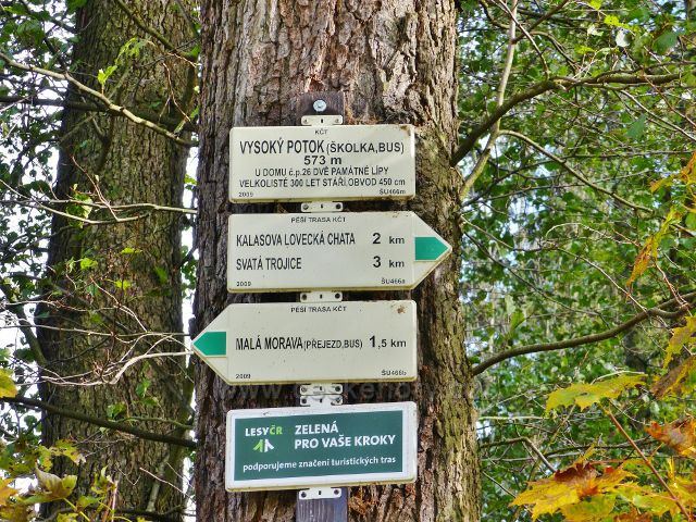 Vysoký Potok - turistický rozcestník"Vysoký Potok(školka,bus), 573 m.n.m."