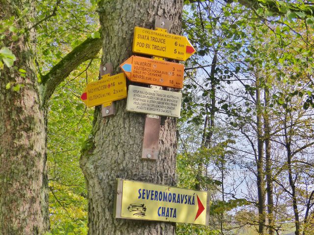 Malá Morava - turistický rozcestník u mostu přes Moravu