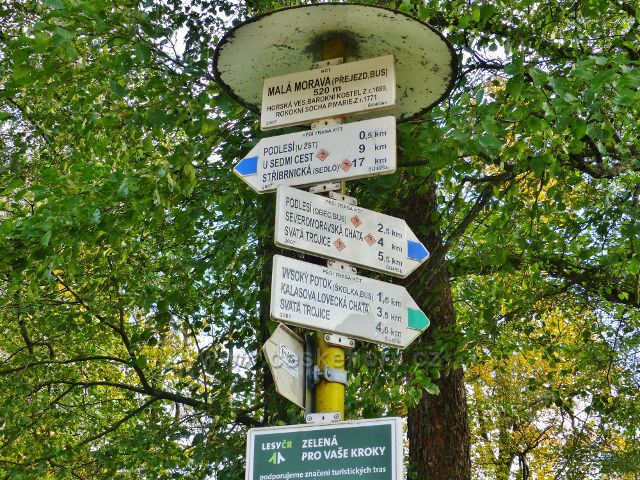 Malá Morava - turistický rozcestník"Malá Morava (přejezd,bus), 520 m.n.m.