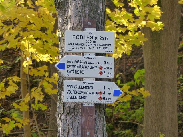Malá Morava - turistický rozcestník" Podlesí(u žst), 505 m.n.m."