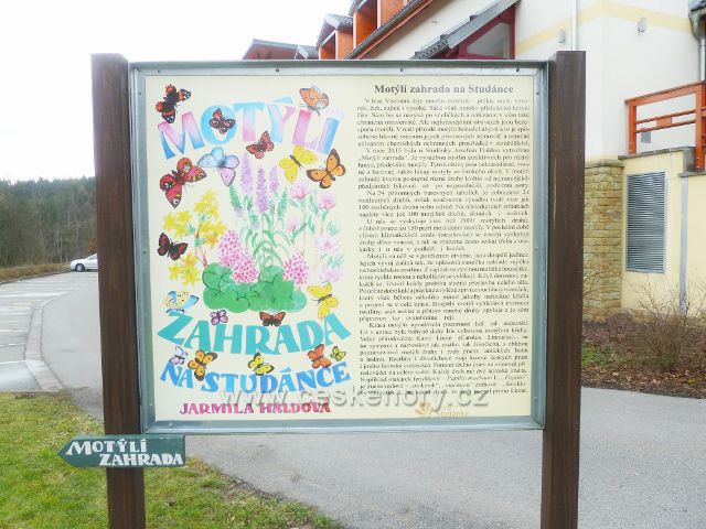 Panel Motýlí zahrady v areálu letoviska Studánka