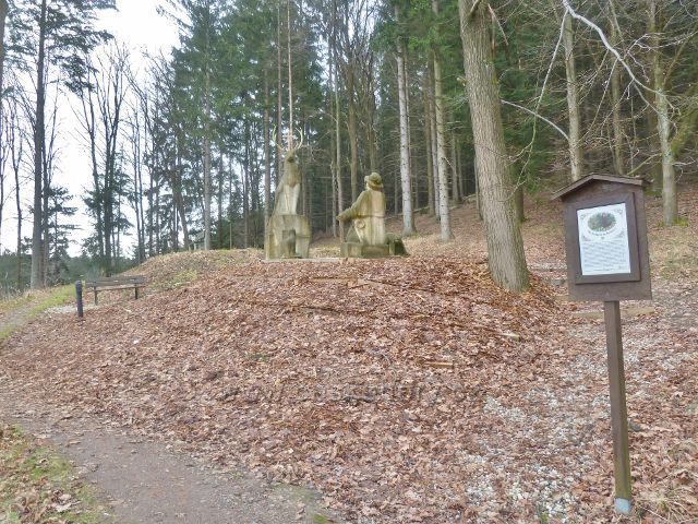 Letovisko Studánka - sochy sv.Huberta,jelena a psa nad hotelem