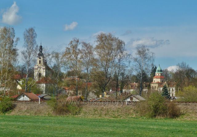 Častolovice - kostel sv.Víta a zámek, pohled z cyklostezky