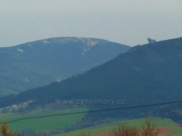 Dolní Hedeč - pohled z úbočí vrchu Val na Králický Sněžník a vpravo na"Stezku v oblacích" nad Dolní Moravou
