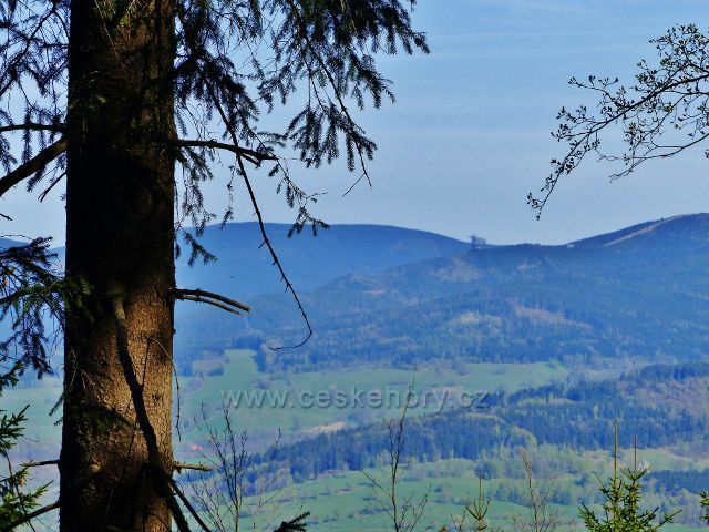 Pohled z rozcestí k  Severomoravské chatě na "Stezku v oblacích " na úbočí Slamníku