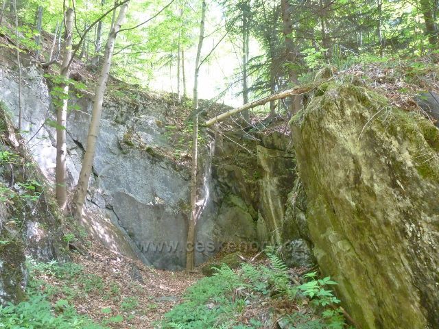Česká Ves - skalní útvar nad cyklostezkou na úbočí Jehlanu