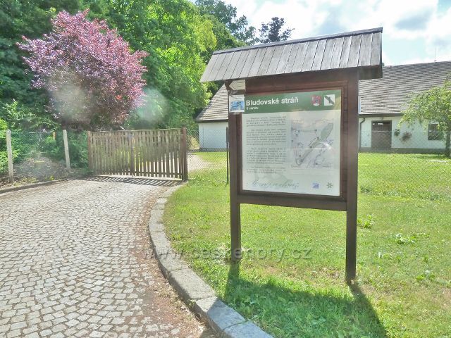 Bludov - tabule NS Bludovská stráň č.1 "U Zámku" stojí před bývalou zámeckou oranžerií