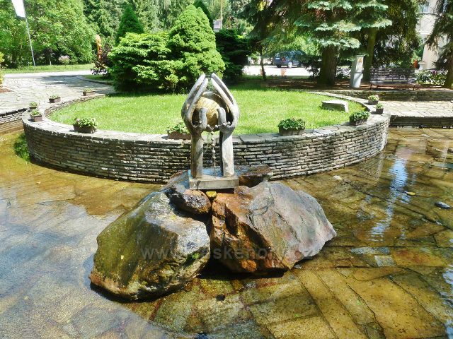 Bludov - vodní fontána před lázeňskou budovou