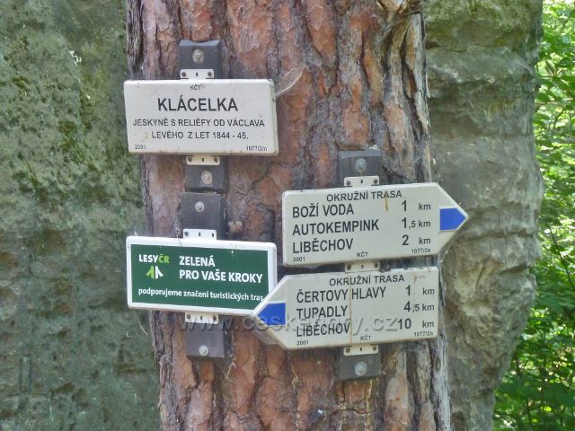 Liběchov - turistický rozcestník "Klácelka, jeskyně s reliéfy od V.Levého z let 1844-45"
