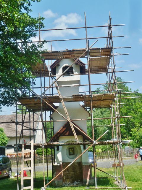 Tupadly - zvonička v obecním parku dostává nový "kabát"