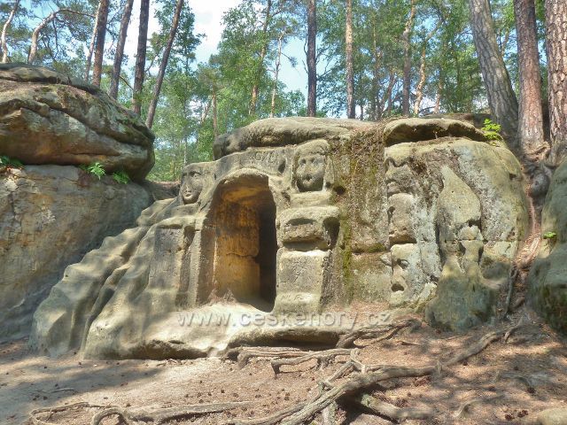 Želízy - jeskyně "Harfenice" na okruhu V.Levého na trase po modré TZ