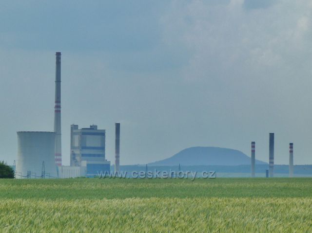 Liběchov - pohled z trasy okruhu V.Levého k Řípu. V popředí vystupují komíny Elektrárny Mělník