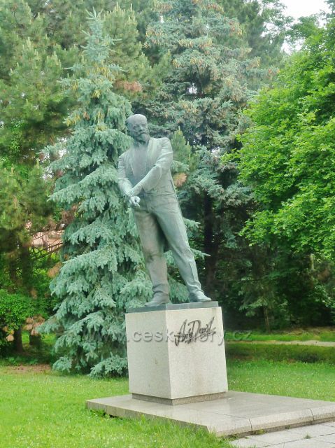 Nelahozeves - socha Antonína Dvořáka v parku před Památníkem A.Dvořáka