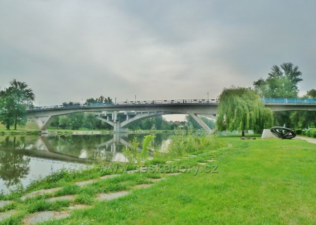 Kralupy nad Vltavou - most T.G.Masaryka přes Vltavu a část turbiny z vodní elektrárny Miřejovice