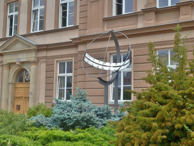 Kralupy nad Vltavou - sluneční hodiny na Komenského náměstí před Základní školou Komendou