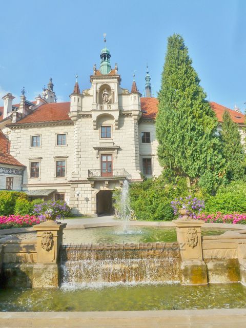 Průhonice - průčelí zámku, v popředí fontána