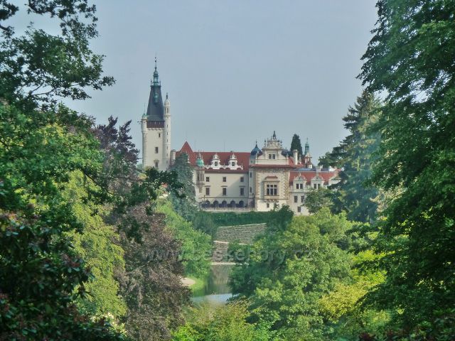 Průhonice - průhled Zámeckým parkem k zámku