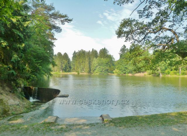 Průhonice - zámecký park, rybník Lebeška s bočním přepadem