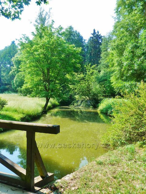 Průhonice - Zámecký park, klidný tok Botiče pod Glorietem