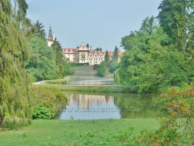 Průhonice - Zámecký park, průhled přes rybníky k zámku