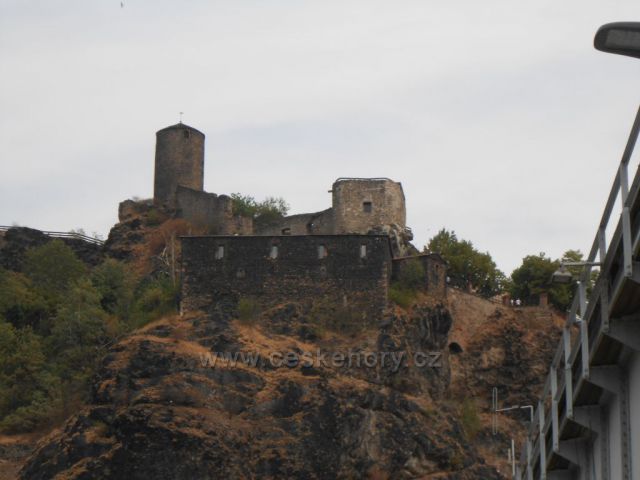 hrad Střekov focený ze Střekovských zdymadel