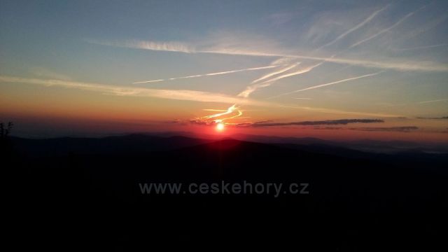 Východ slunce nad Travným, výhled z Lysé hory.