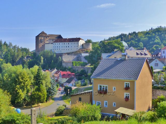 Bečov nad Teplou - pohled z Nádražní ulice k hradu