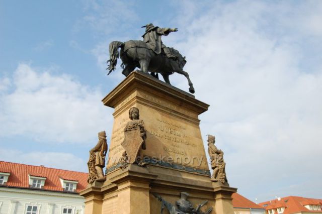 Král Jiří-jezdecká socha