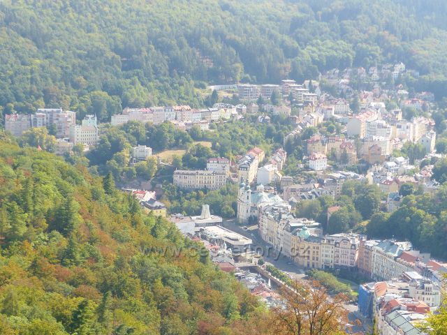 Karlovy Vary - pohled z rozhledny Diany na Vřídlo a na Divadelní náměstí