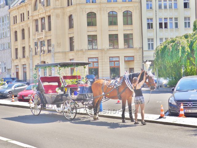 Karlovy Vary - stanoviště koňských kočárů na nábřeží u Divadelního náměstí