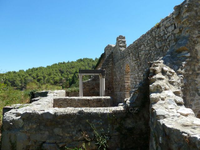 Lovrečina, zátoka na ostrově Brač s pozůstatky kláštera Sv.Lovre (Vavřince) z 5.století