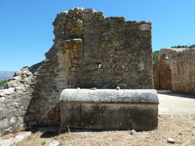 Lovrečina, zátoka na ostrově Brač s pozůstatky kláštera Sv.Lovre (Vavřince) z 5.století