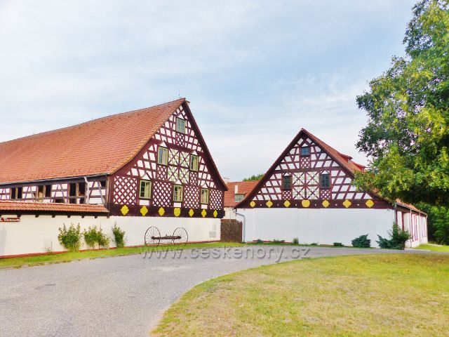 Dolní Žandov - Manský dvůr vznikl koncem vlády Přemysla Otakara I.První zmínka o něm je z roku 1242