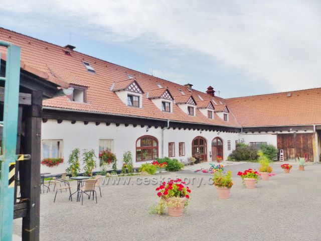 Dolní Žandov - nádvoří penzionu Manský Dvůr